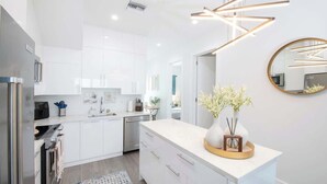 Coffee/tea maker, fridge, microwave, oven - Waterfront 3BR/3BA Condo with Pool – Allure #22 (Grand Harbour)
