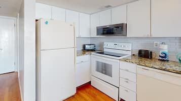 Een koelkast, een magnetron, een oven, een kookplaat