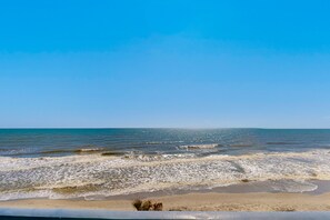 On the beach - Sun-filled oceanfront getaway with pool, balcony, AC, & magnificent ocean views (Murrells Inlet)