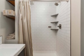 Dusche, Haartrockner, Handtücher