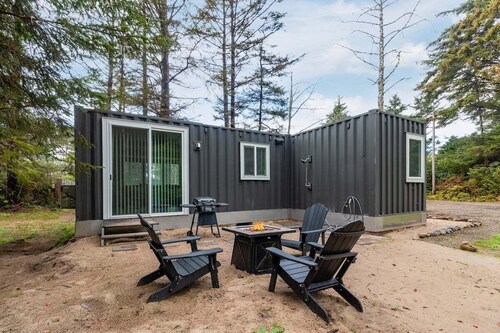 The Tea House-Modern container home near beach!