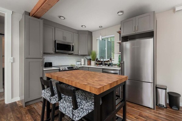 Coffee/tea maker, fridge, microwave, oven - The Tea House-Modern container home near beach! (Cloverdale)