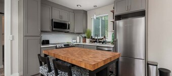 The Tea House-Modern container home near beach!