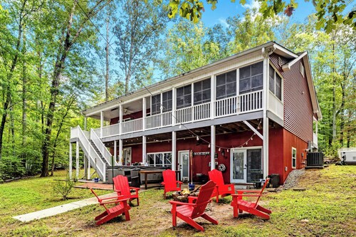 Rustic Lakefront Oasis - Hot Tub, Game Room, Kayaks/Canoes, and Fishing Rods