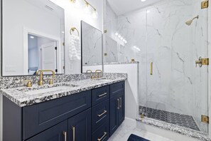 Douche, séchoir à cheveux, serviettes fournies, savon