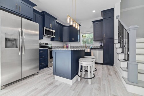 Brand-New Downtown Retreat – Firepit, Grill, Smart TVs & Walkable to Dining, Parks & Cottee River!