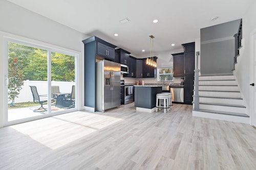 Brand-New Downtown Retreat – Firepit, Grill, Smart TVs & Walkable to Dining, Parks & Cottee River!