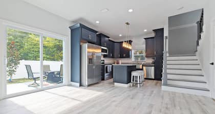 Brand-New Downtown Retreat – Firepit, Grill, Smart TVs & Walkable to Dining, Parks & Cottee River!