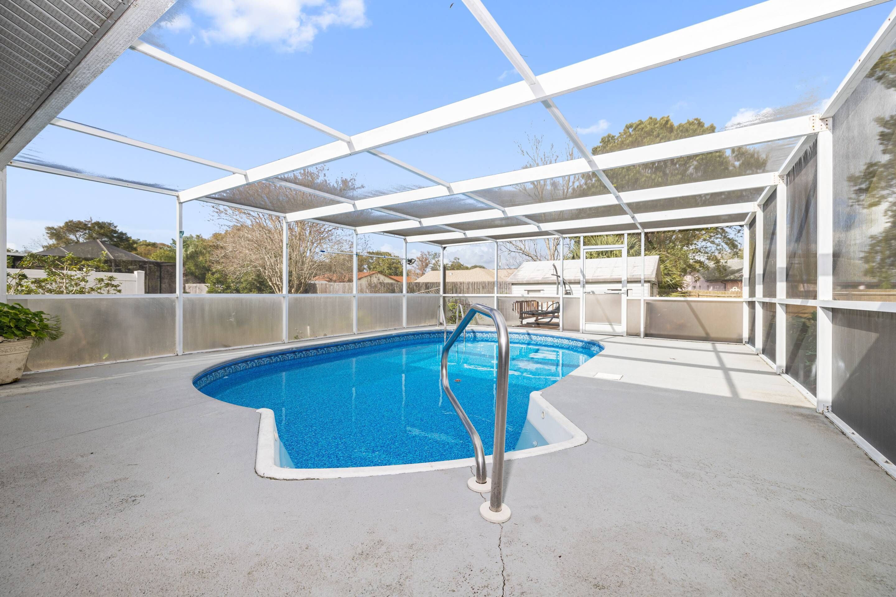 3BR Oasis w/ Pool & Air Hockey Fun, Steps from Weeki Wachee Attractions and Pine Island