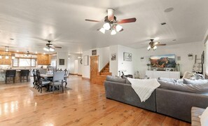 Living area - Large upscale lake home retreat with plenty of space and privacy. (Gainesville)