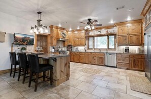 Private kitchen - Large upscale lake home retreat with plenty of space and privacy. (Gainesville)