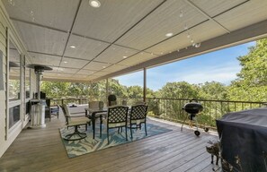 Outdoor dining - Large upscale lake home retreat with plenty of space and privacy. (Gainesville)
