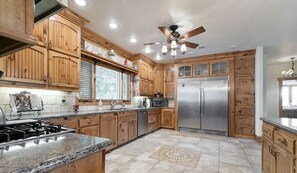 Private kitchen - Large upscale lake home retreat with plenty of space and privacy. (Gainesville)