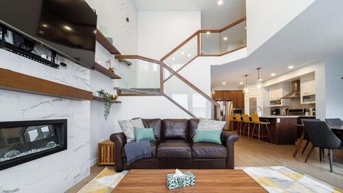 Group Oasis near WEM | Hot Tub, 2 Kitchens, 3 Lounges, Fire Table • Sleeps 14