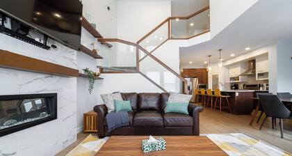 Group Oasis near WEM | Hot Tub, 2 Kitchens, 3 Lounges, Fire Table • Sleeps 14