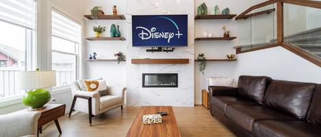 Smart-TV, Kamin, Videospiele, Bücher