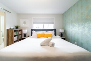 5 bedrooms, desk, iron/ironing board, travel crib