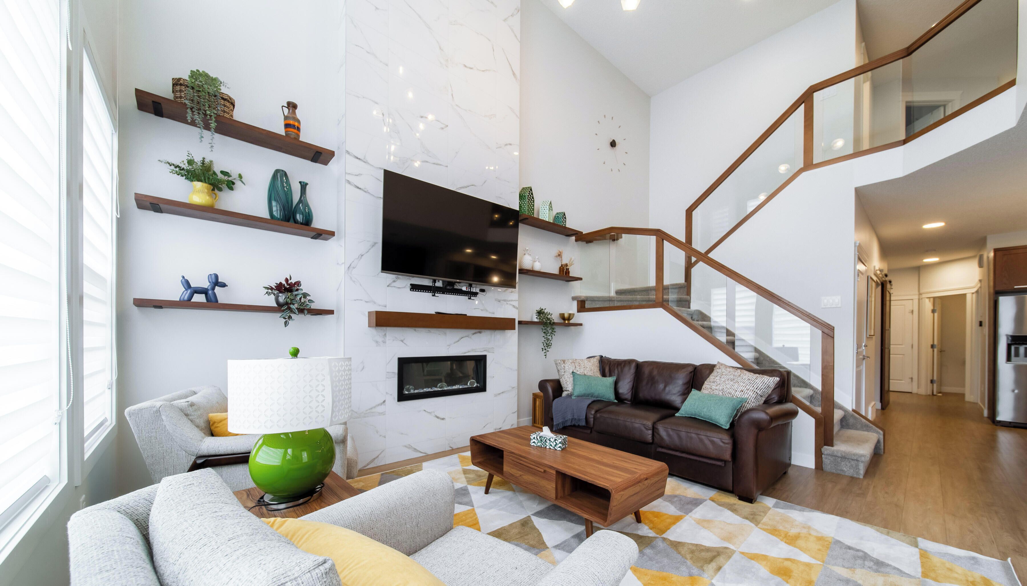 Smart TV, caminetto, videogiochi, libri