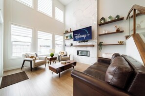 Smart TV, chimenea, videojuegos y libros