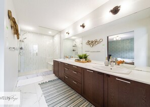 Een douche, een haardroger, handdoeken, zeep
