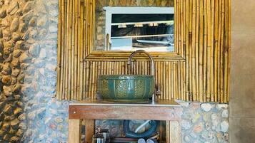 Deluxe Double Room Single Use, Beach View | Bathroom