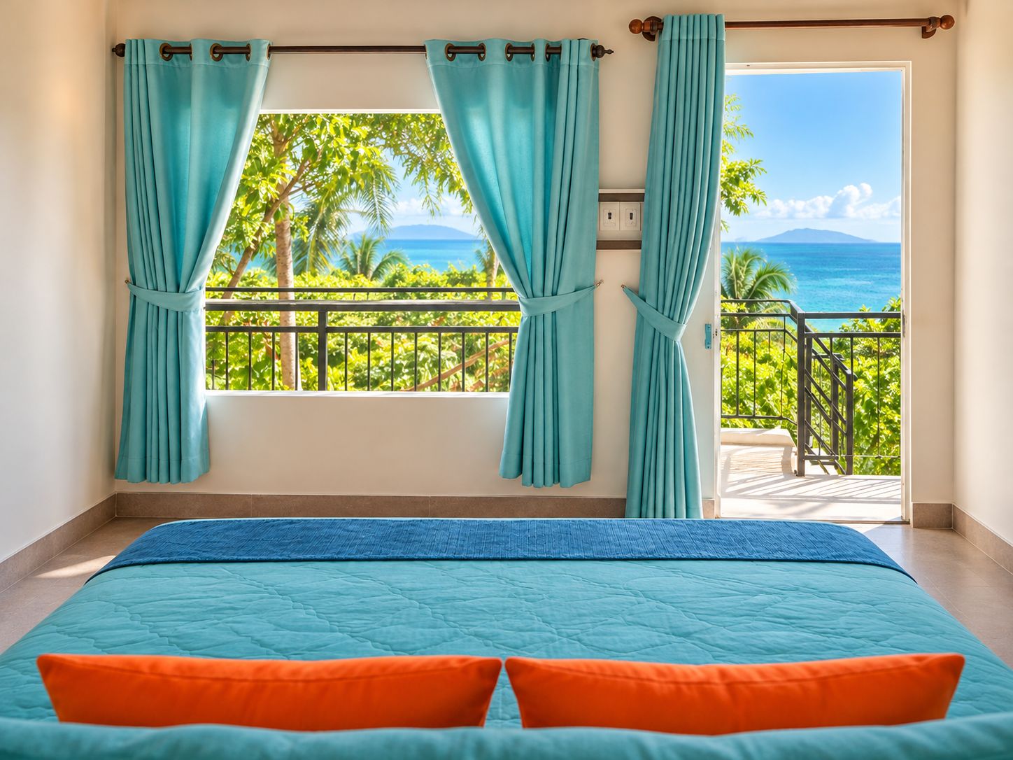 Ein Zimmer mit einem Bett, blaustichigen Vorhängen und Blick auf einen Balkon mit Geländer und Pflanzen.