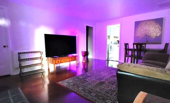 Living area - Urban Retreat! 1 mi to downtown. 2.5 mi to University of Oregon/Autzen stadium (Eugene)