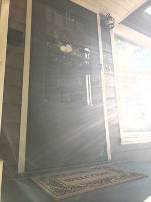 Exterior detail - Urban Retreat! 1 mi to downtown. 2.5 mi to University of Oregon/Autzen stadium (Eugene)