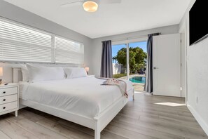 4 bedrooms, iron/ironing board, travel cot, WiFi - Yacht Club Area, Gulf Access Home! Open Heated Pool & Private Dock! $125 of Free Daily Activities! (Cape Coral)