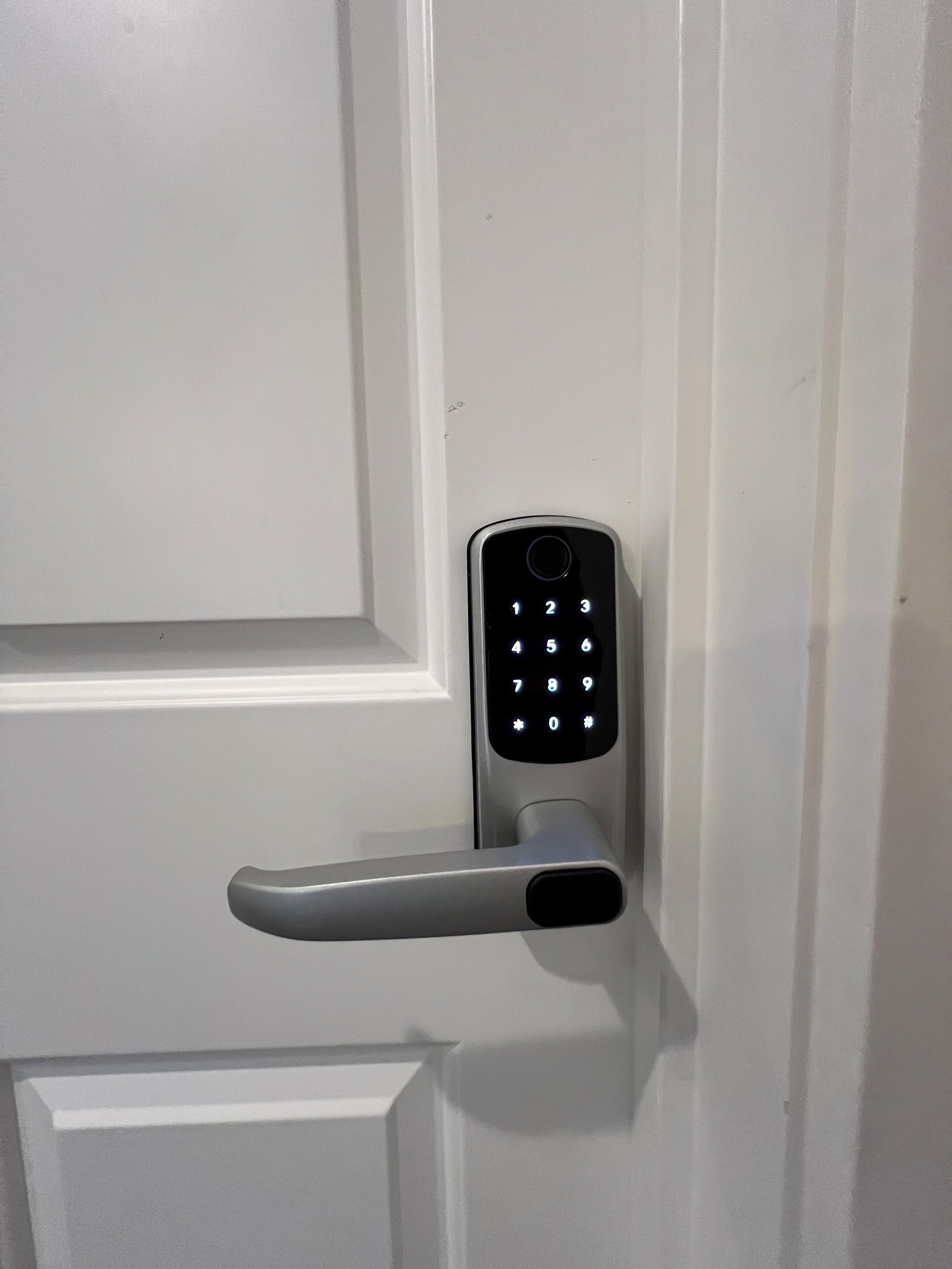En dør med numerisk tastatur og en håndtag.