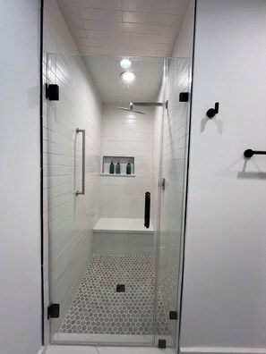 Dormitorio compartido, solo para hombres | Baño | Regadera, regadera tipo lluvia, amenidades de baño gratuitas 