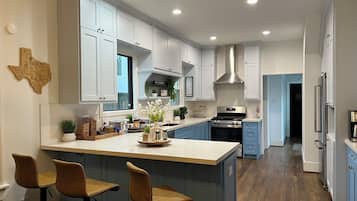 Full-size fridge, microwave, oven, stovetop