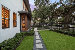 Exterior - MyCrib Houston Hostel (Houston)