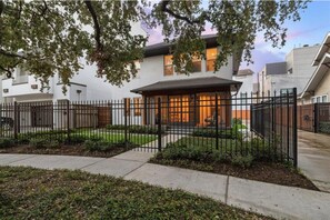 Front of property - MyCrib Houston Hostel (Houston)