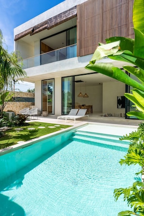 Outdoor pool, pool loungers - Casa Umalas Villa by Betterplace (Kerobokan)
