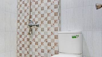 Habitación Deluxe con 2 camas individuales | Baño | Regadera y toallas