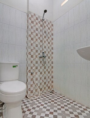 Deluxe Double Room | Bathroom | Shower, towels