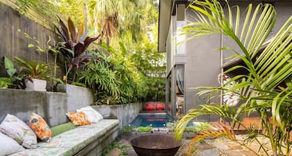 Architect and Artist Designed Villa with Pool, outdoor stone bath in Byron Bay