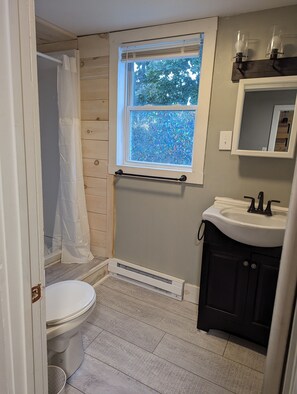 Dusj, hårføner, håndklær og såpe