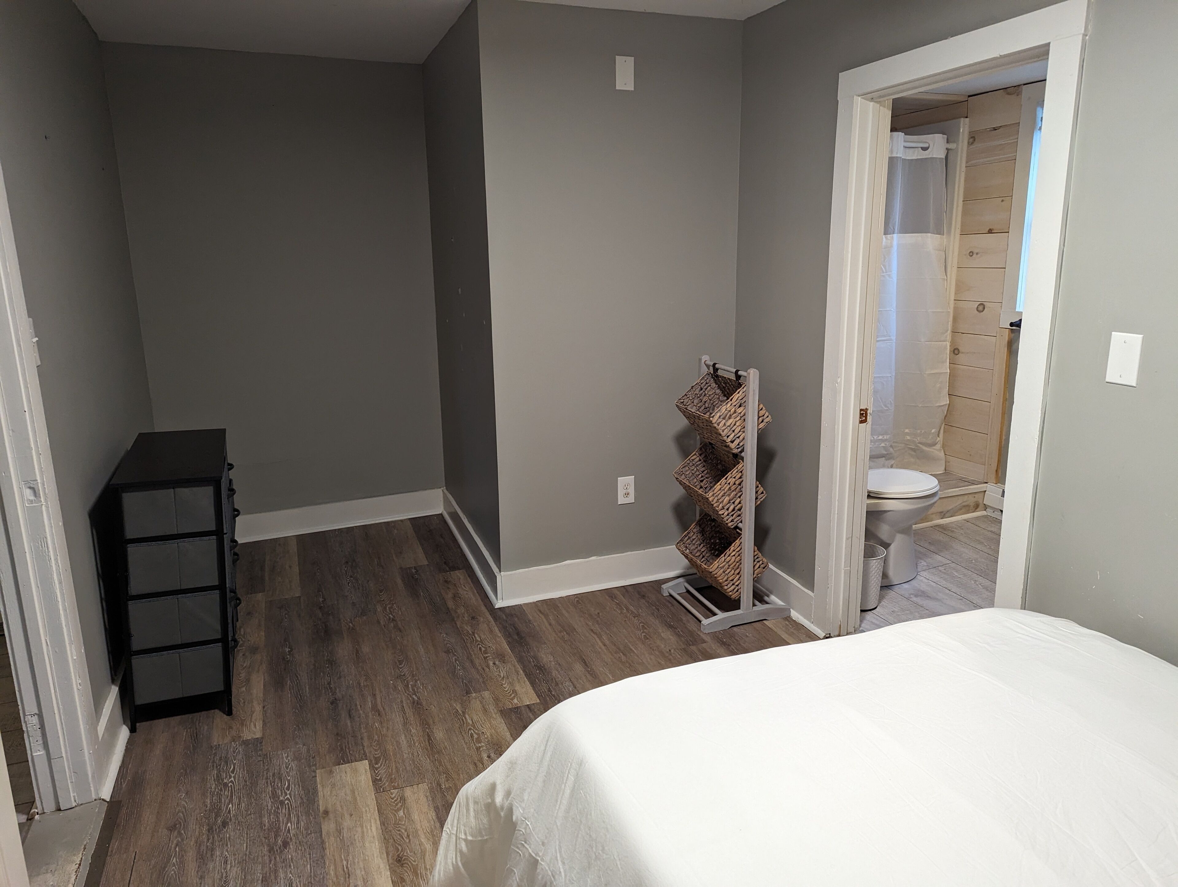 1 bedroom, desk, WiFi, bed sheets