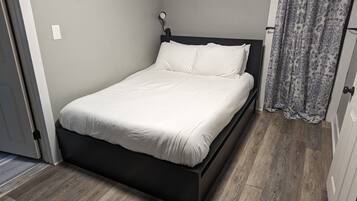 1 bedroom, desk, WiFi, bed sheets