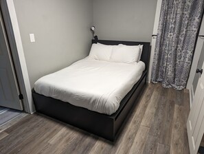 1 bedroom, desk, WiFi, bed sheets - Modern 1br in downtown Biddeford (Biddeford)