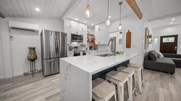 Geladeira, micro-ondas, fogão, cooktop