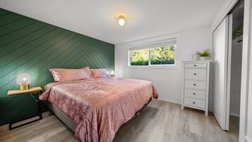 3 bedrooms, desk, iron/ironing board, travel cot