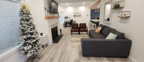 Televisión, chimenea y oficina