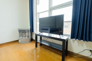 1 bedroom, down comforters, desk, laptop workspace