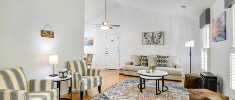 Televisión, chimenea y libros