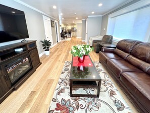 Living area - Cozy Downtown Bellevue House, walking distance to all amenities.  (Bellevue)