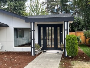 Exterior detail - Cozy Downtown Bellevue House, walking distance to all amenities.  (Bellevue)