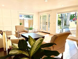 Interior - Cozy Downtown Bellevue House, walking distance to all amenities.  (Bellevue)